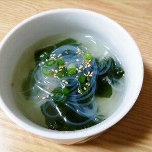 鶏のゆで汁で中華風ワカメスープ